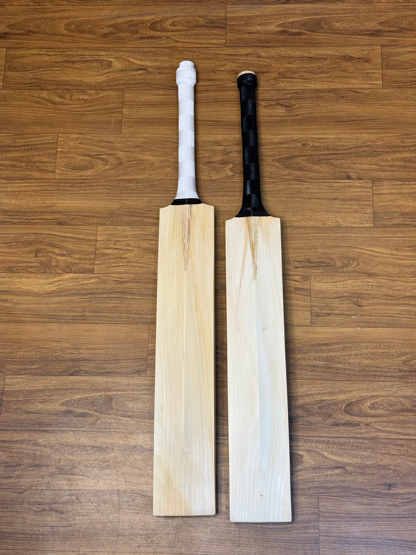 DC7 PLAYER EDITION ENGLISH WILLOW CRICKET BAT