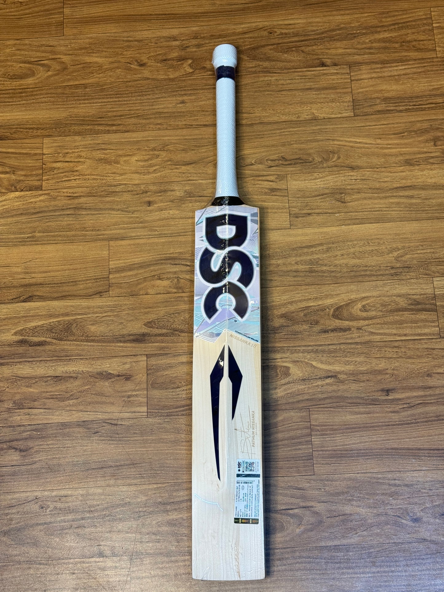 DSC NISHANKA PLAYER ENGLISH WILLOW CRICKET BAT - SH
