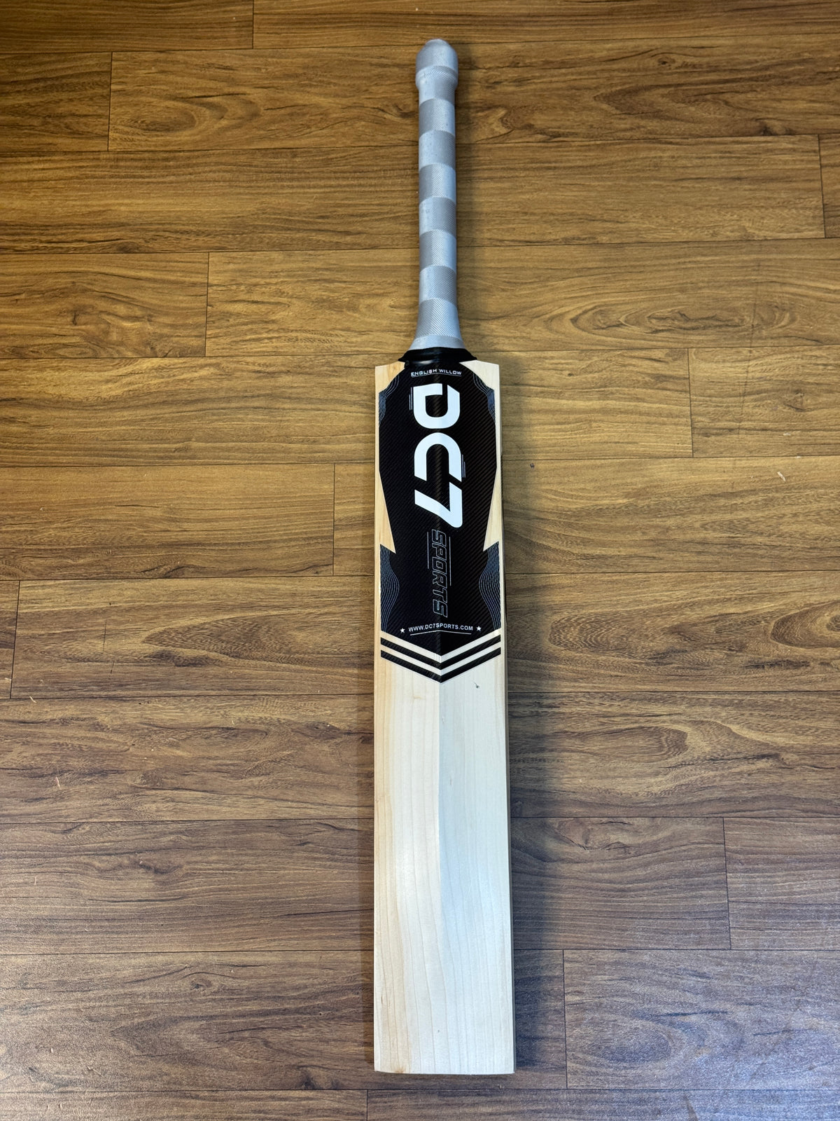 DC7 BLACK RESERVE ENGLISH WILLOW CRICKET BAT-SH