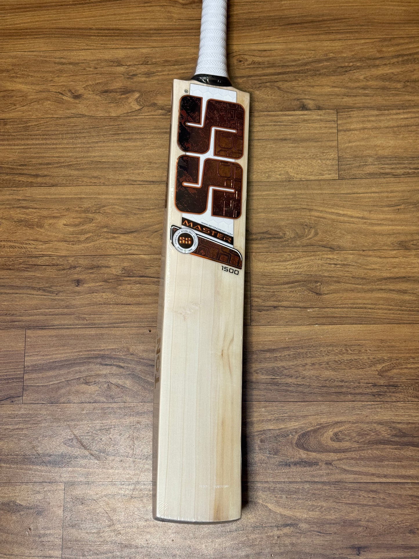 SS MASTER 1500 ENGLISH WILLOW CRICKET BAT-SH