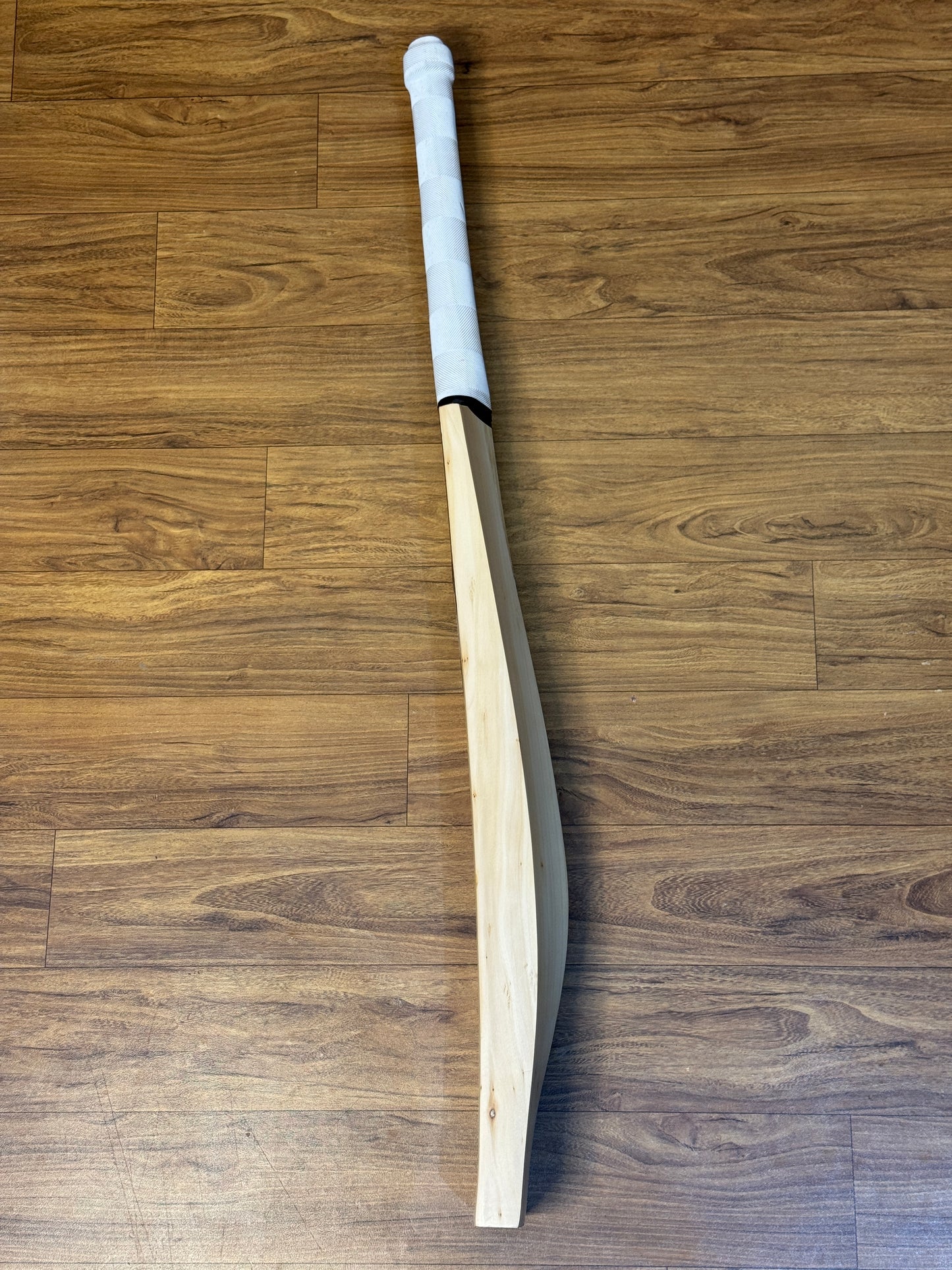DC7 PLAYER EDITION ENGLISH WILLOW CRICKET BAT-SH